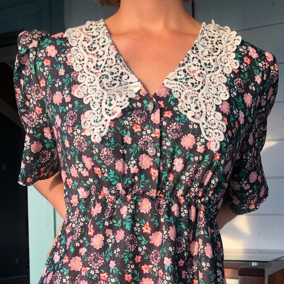 Lace collared floral mini dress - Picture 2 of 3